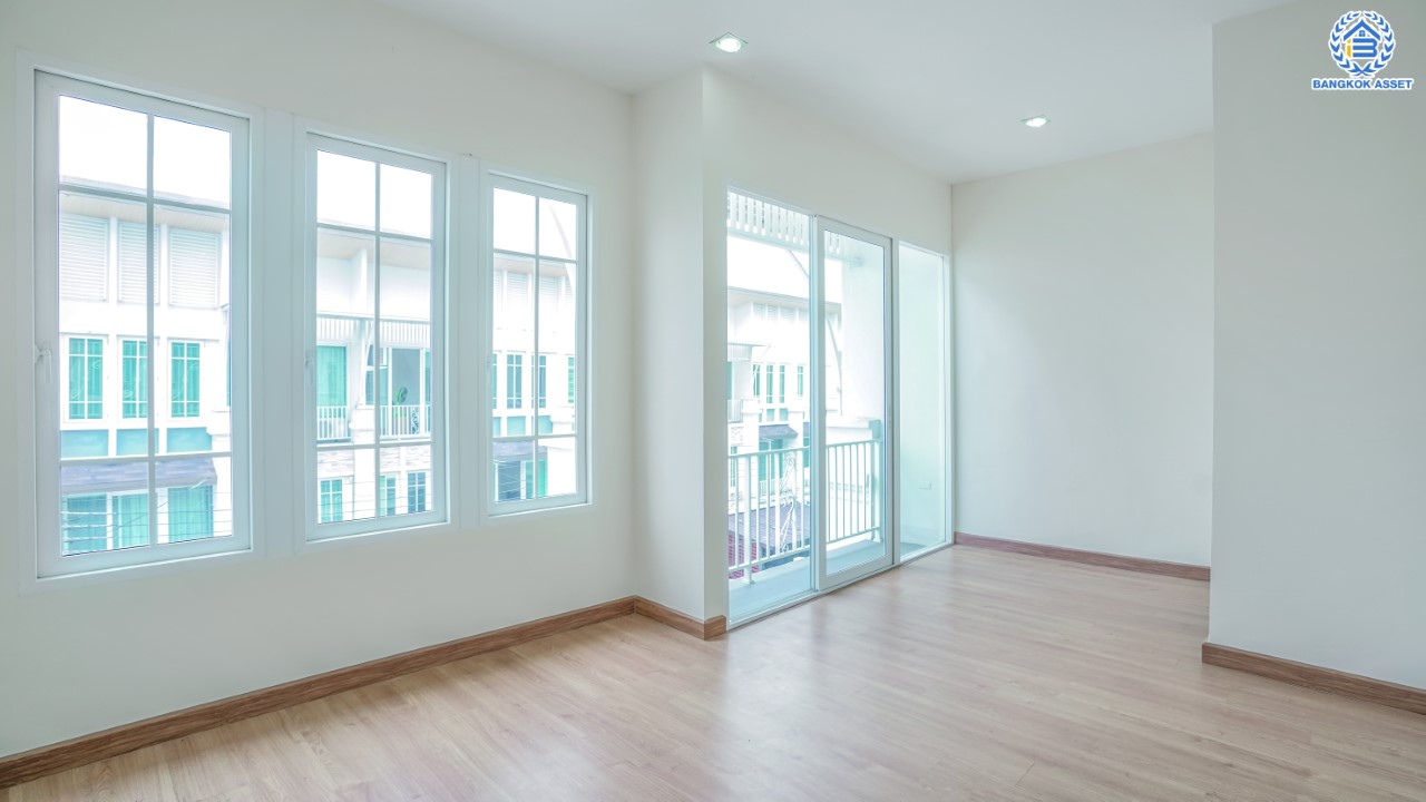 ทาวน์เฮ้าส์มือสองนนทบุรี ม.โกลเด้นทาวน์ ปิ่นเกล้า-จรัญฯ 3 ชั้น เนื้อที่ 22.6 ตร.ว. ฟังก์ชัน 5 ห้องนอน 4 ห้องน้ำ จอดรถได้ 2 คัน บนทำเลเชื่อมต่อหลายเส้นทาง ใกล้ทางด่วน "ศรีรัช" รถไฟฟ้าสายสีแดงอ่อน "สถานีบางบำหรุ" และ รถไฟฟ้าสายสีน้ำเงิน "สถานีบางอ้อ"